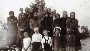 Lidé, kteří jako jediní přežili tragédii vypálení vesnice Český Malín. Zdroj: archiv pamětnice