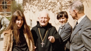 Anastáz Opasek na setkání v benediktinském klášteře v Rohru roku 1983 s Dášou Vokatou (vlevo) a Helenou a Ivanem Medkovými (vpravo). Zdroj: archiv Heleny Medkové 