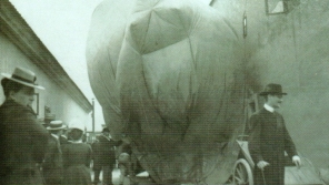 Naplněný Hronův „slonový balón“ v červnu 1901. Zdroj: Muzeum Jakuba Hrona