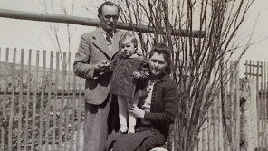 Alena Vyhnisová se rodiči v Drachkově roce 1942. Zdroj: Paměť národa/archiv pamětnice 