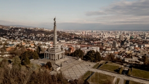Pohled na Bratislavu a památník Slavín s vojenským hřbitovem, na kterém je pohřbeno 6 845 sovětských vojáků, kteří padli v bojích o Bratislavu. Památník připomínající osvobození Rudou armádou byl odhalen 3. dubna 1960.