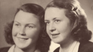 Eva (vlevo) se sestrou Hanou po válce, během níž strávily přes tři roky v koncentračních táborech.