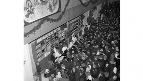 V Průmyslovém paláci v Praze byl 7. listopadu 1952 slavnostně zahájen Trh Dědy Mráze. Na snímku zástupy lidí před prodejnou ovoce. Zdroj: ČTK