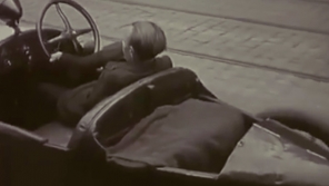 Bezruký Frantík řídí nohama auto, které mu daroval sám Henry Ford. Foto: ČT, Hledání ztraceného času