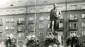 Socha Klementa Gottwalda v Příbrami po odhalení v roce 1976. Foto: Příbramsko.eu