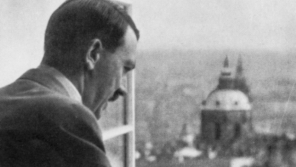 Německý vůdce Adolf Hitler shlíží 16. března 1939 na Prahu z Pražského hradu. V tento den vyhlásil zřízení Protektorátu Čechy a Morava, který spadal pod německou správu. Foto: Wikimedia Commons CC-PD-Mark