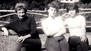 Dagmar Stachová s maminkou Miladou Ježovou a babičkou Annou Veverkovou po propuštění Milady Ježové z vězení. Zdroj: archiv pamětnice