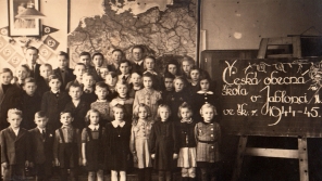 Česká třída v německé škole v Jablonci nad Nisou v Pivovarnické ulici ve školním roce 1944-45, Josef Tvrzník v horní řadě třetí zleva. Foto: Paměť národa