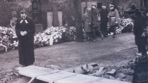 Jakub S. Trojan nad rakví Jana Palacha na Olšanských hřbitovech 25. ledna 1969.