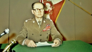 Generál Wojciech Jaruzelski oznamuje v televizním studiu vyhlášení výjimečného stavu.
