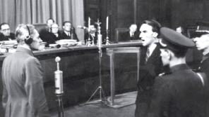 Kuneš Sonntag (vpravo) při soudním procesu s K.H. Frankem, 1946, zdroj: archiv pamětníka. „K. H. Frank před námi stál zplihlý, bez honosné uniformy, vyznamenání a škemral o milost. Nakonec přiznal, že poprava českých studentů byla vražda.“