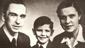 Šťastná rodina Heniušových v Praze: Jan, syn Jurka a Larysa. Rozděleni byli na dlouhá léta po zatčení Jana a Larysy v Československu.