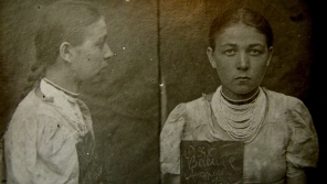 Sedmnáctiletá Vasilina Mesárová, rozená Ljachová, na fotografii pořízené ve věznici v Charkově. Má stále na sobě ony sváteční šaty a korále, které si vzala na cestu do Sovětského svazu.