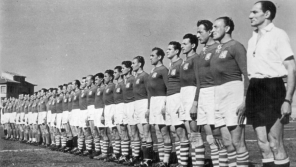 Miloš Gut v rugbyové reprezentaci Československa po válce (čtvrtý zleva).