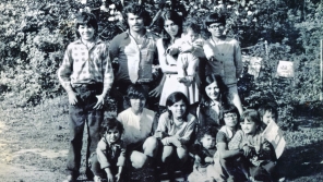 Růžena Ďorďová v dětství s širší rodinou, na snímku sedí druhá zleva. Zdroj: archiv pamětnice