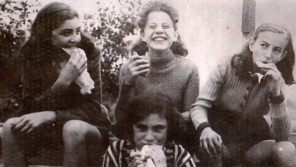 Brigita (uprostřed) a její kamarádky v Praze v roce 1940. Foto Paměť národa/archív Brigity Bakovské
