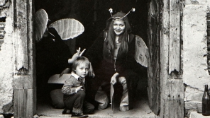 Tobiáš Jirous s maminkou Věrou na divadelním představení, Elbančice, 1975. Zdroj: archiv pamětnice