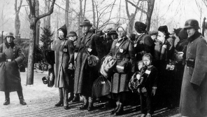 Čekání na transport v Plzni v lednu 1942. Zdroj: Moderní dějiny