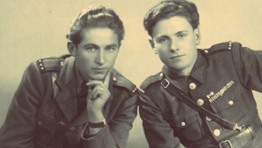 Vasil Timkovič (vlevo) s bojovým druhem. Foto: Paměť národa