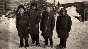 Vasyl Lesysin s kamarady z Lotysska v Ust-Sisi, zima 1952 nebo 1953