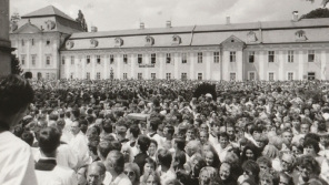 Účastníci národní poutě na Velehrad 7. července 1985. Foto Velehrad.cz