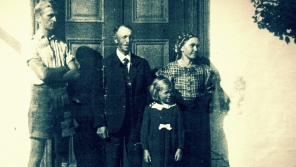 Rodina Vogelova před válkou v Červeném Potoce, vlevo čeledín Willi Lang. Foto: Paměť národa