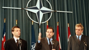 První vlna rozšiřování NATO v březnu 1999 - generální tajemník NATO Javier Solana spolu s premiéry Maďarska a Česka Viktorem Orbánem a Milošem Zemanem 
