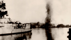 Německá bitevní loď Schleswig-Holstein ostřeluje polské vojenské překladiště na poloostrově Westerplatte 5. září 1939.