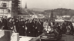 Na pohřeb Pavla Wonky ve Vrchlabí přijelo dva tisíce lidí včetně zástupců několika ambasád. Zdroj: archiv pamětníka