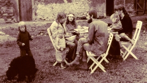  Manželé Parkánovi (vlevo) s dětmi u domu v Řepčicích a Charlie Soukupem, který se stal dalším obyvatelem domu. Foto: Paměť národa