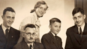 Vladimír Korčák (vpravo) s rodiči a bratry, starším Bohumilem a mladším Igorem. Zdroj: archiv pamětníka