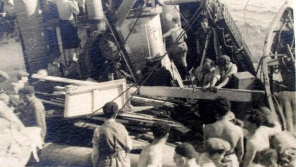 Demontáž lodi Atlantic při nedostatku paliva. Zdroj: archiv pamětnice, dodala Jitka Radkovičová