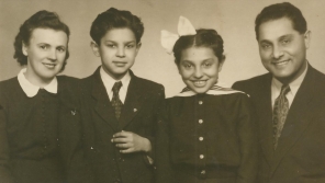 Karel Holomek s rodiči a sestrou kolem roku 1949. Zdroj: archiv pamětníka