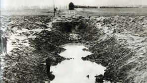 Zničená trať po výbuchu nálože pod muničním vlakem u zastávky Brčekoly 18. dubna 1945.