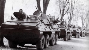 Kolona polských obrněných transportérů při stahování z Československa na přelomu října a listopadu
