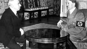 Německý kancléř Adolf Hitler tlačí 15. března 1939 na prezidenta Emila Háchu, aby souhlasil s německou okupací zbytků Československa a se vznikem Protektorátu Čechy a Morava. Foto: Profimedia