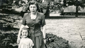 Zita Löwenbeinová se svou maminkou. Zdroj: archiv pamětníka