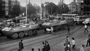 Rok po vpádu vojsk Varšavské smlouvy duněly v ulicích Prahy opět tanky. Tentokrát československé armády. 