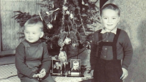 Synové Petra Záleského o Vánocích roku 1959, druhých bez tatínka a strýce, kteří byli ve vězení. S rodinou byli alespoň na fotografiích. Zdroj: Paměť národa