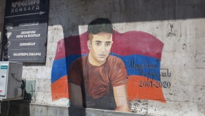 Památník padlému v roce 2020, ulice Jerevanu. Zdroj: Paměť národa