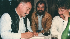 Pavel Alexandr Taťoun (uprostřed) na setkání s Karlem Krylem (vlevo) v Mohelnici, 1994. Zdroj: archiv pamětníka