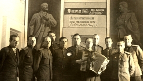 Kurt Markovič (s harmonikou) jako student Vojenské spojovací akademie v Leningradu 1945–47. Zdroj: archiv Kurta Markoviče