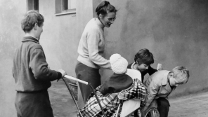 Eva Borková se svými svěřenci ve vesničce v Doubí v roce 1972.