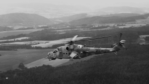 Vrtulník Mi-24 poblíž státní hranice. Zdroj: archiv Ladislava Vitíka