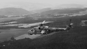 Vrtulník Mi-24 poblíž státní hranice. Zdroj: archiv Ladislava Vitíka