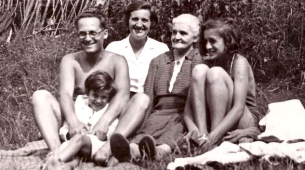 Baranovi na letním bytě v roce 1939. Zleva otec Kurt s dcerou  Elly, matka Marie, babička Marie Bartůňková a dcera Vlasta.