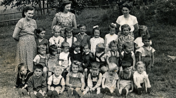 Pamětník druhý zleva, jediný Řek v mateřské škole v Těchoníně, rok 1957. Zdroj: archiv pamětníka