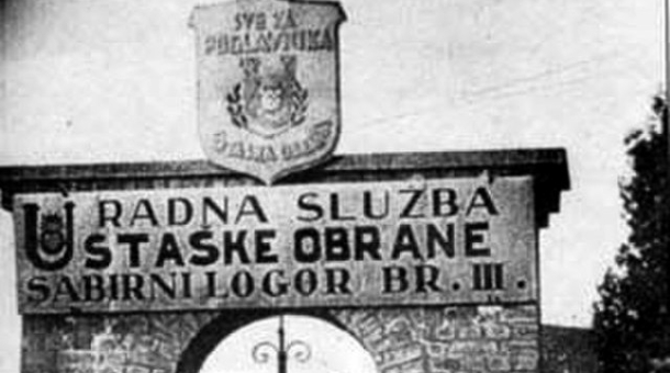 Brána koncentračního tábora Jasenovac, který vznikl za druhé světové války na území tzv. nezávislého chorvatského státu. Zdroj: Wikimedia Commons