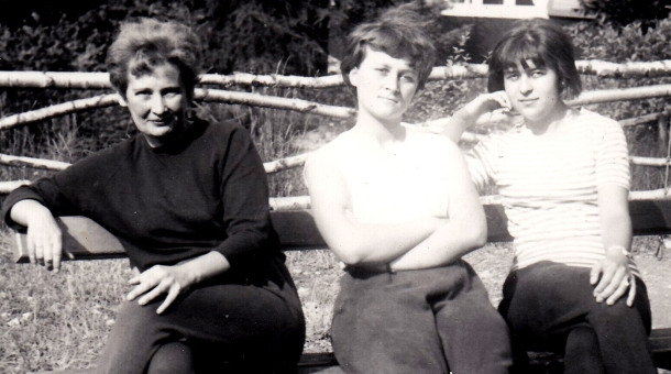 Dagmar Stachová s maminkou Miladou Ježovou a babičkou Annou Veverkovou po propuštění Milady Ježové z vězení. Zdroj: archiv pamětnice