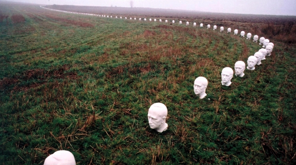 Podél česko-rakouské hranice Jaroslav Libánský v rámci akce Hranice v mysli rozmístil 250 bust Edvarda Beneše – po roce 1989 se věnoval i „land artu“. Zdroj: archiv pamětníka